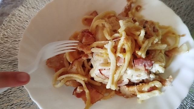 Вы все ругаете молодежь))
Доченька приготовила завтрак