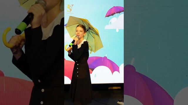 Выступление ученицы студии Siyana Voice на сцене в караоке-баре "Руки Вверх" в Адлере