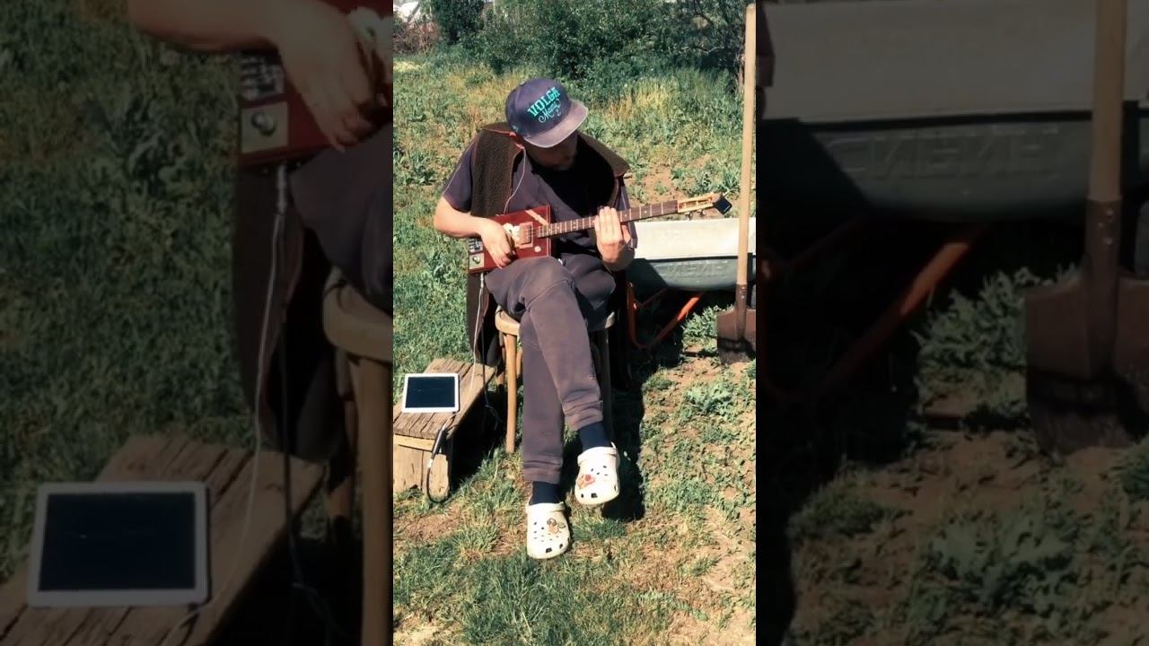 А это Костя и он с помощью Ipad делает крутой звук, вот как здесь)