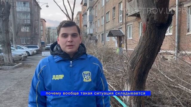 Завал из веток ждет своего часа во дворе на Мичурина