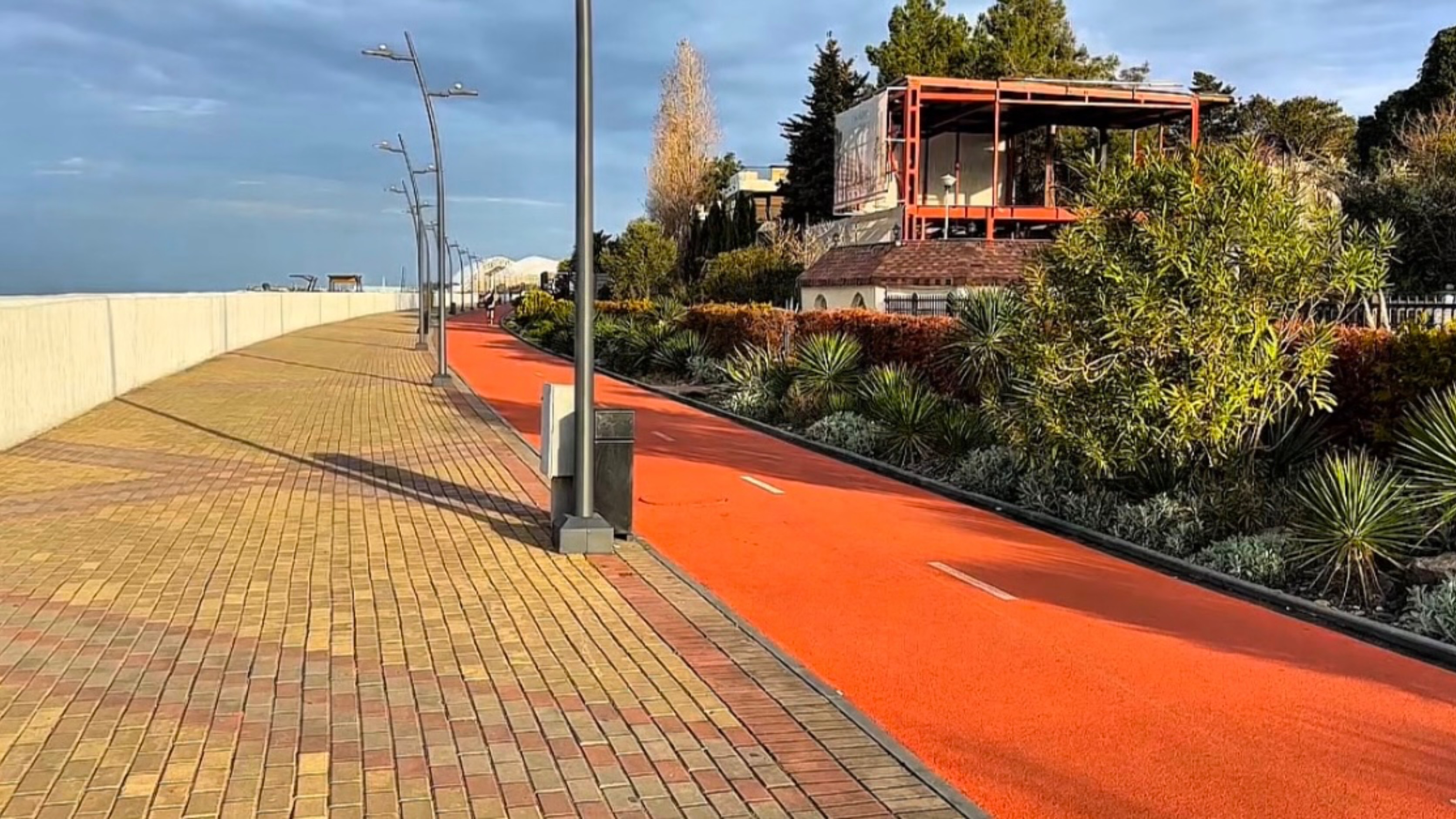 Набережная и море Сириус Адлер. Имеретинский курорт.