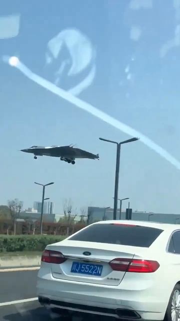 🇨🇳 Заход на посадку экспериментального китайского истребителя J-36 !!!