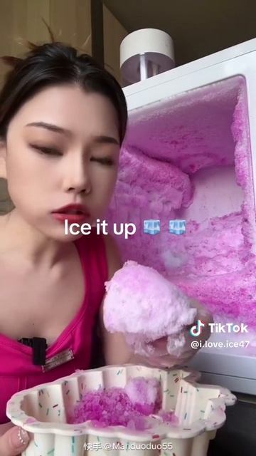 Ест глыбы пушистого хрустящего снега из морозилки!