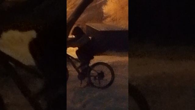 катаюсь на велосипеде на снегу