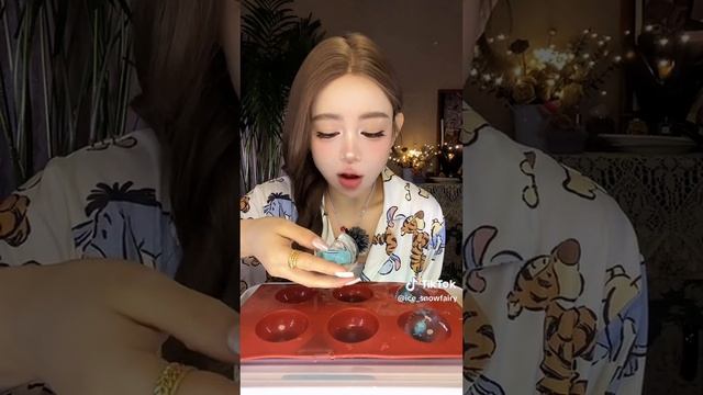 Ледяные сферы с водой внутри, вкусно!