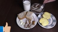 Запеченная картошечка с килечкой, сальцом да с лучком-это безумно вкусно. ЛЮБИМАЯ ЕДА.