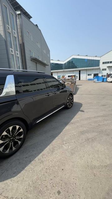 Артём Игоревич, готовит к отправке автомобиль  Kia Carnival