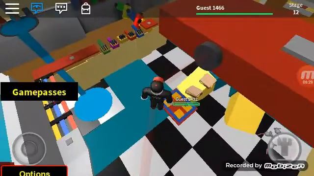 Меня захватил великан всвою ванну в ROBLOX.