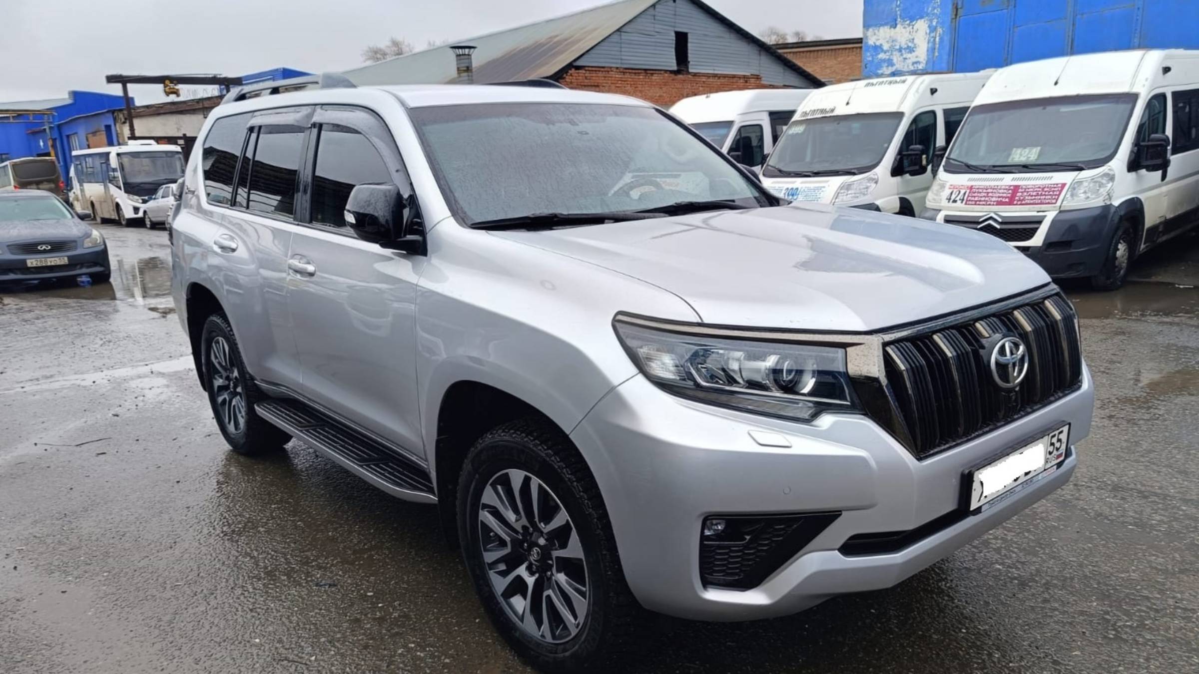 Осмотр Toyota Land Cruiser Prado 2021 года в Омске.