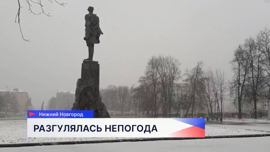 Нижегородцы встречают апрель на улицах, счищая снег со дворов и автомобилей