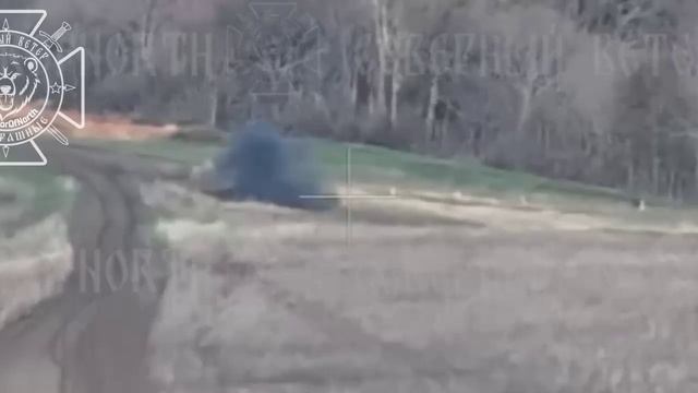 💥Враг применяет наземный беспилотник: техника взрывается вдалеке от российских позиций !!!