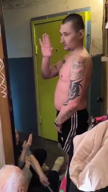 В Мурманске завёлся мудила с нацистскими татухами на груди, избивающий женщин и стариков.