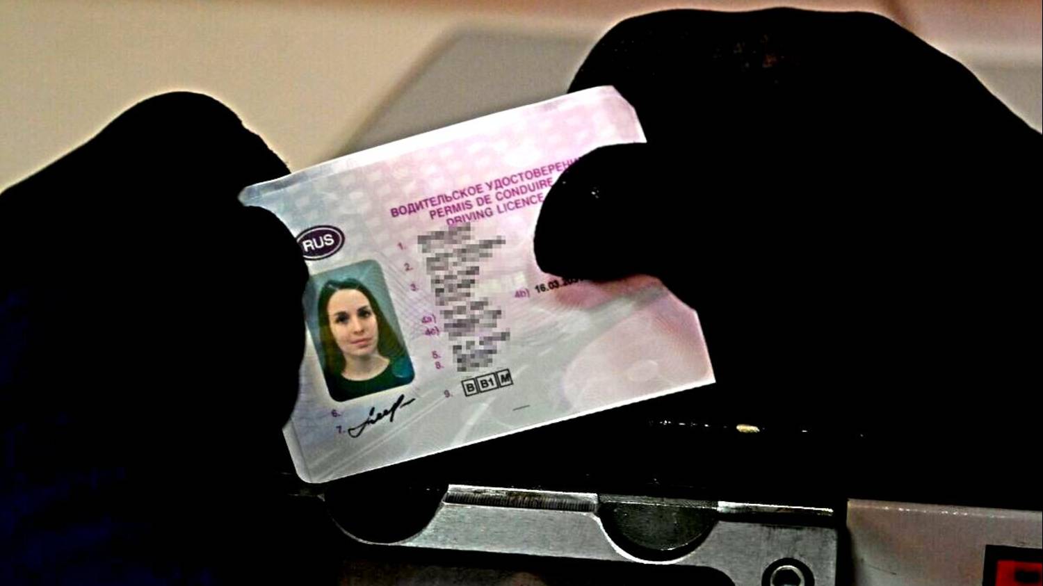 Российских водителей предупредили о массовой замене прав с апреля