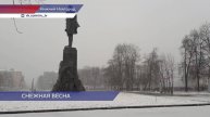 Жители Нижнего Новгорода начинают апрель с уборки снега во дворах и на автомобилях