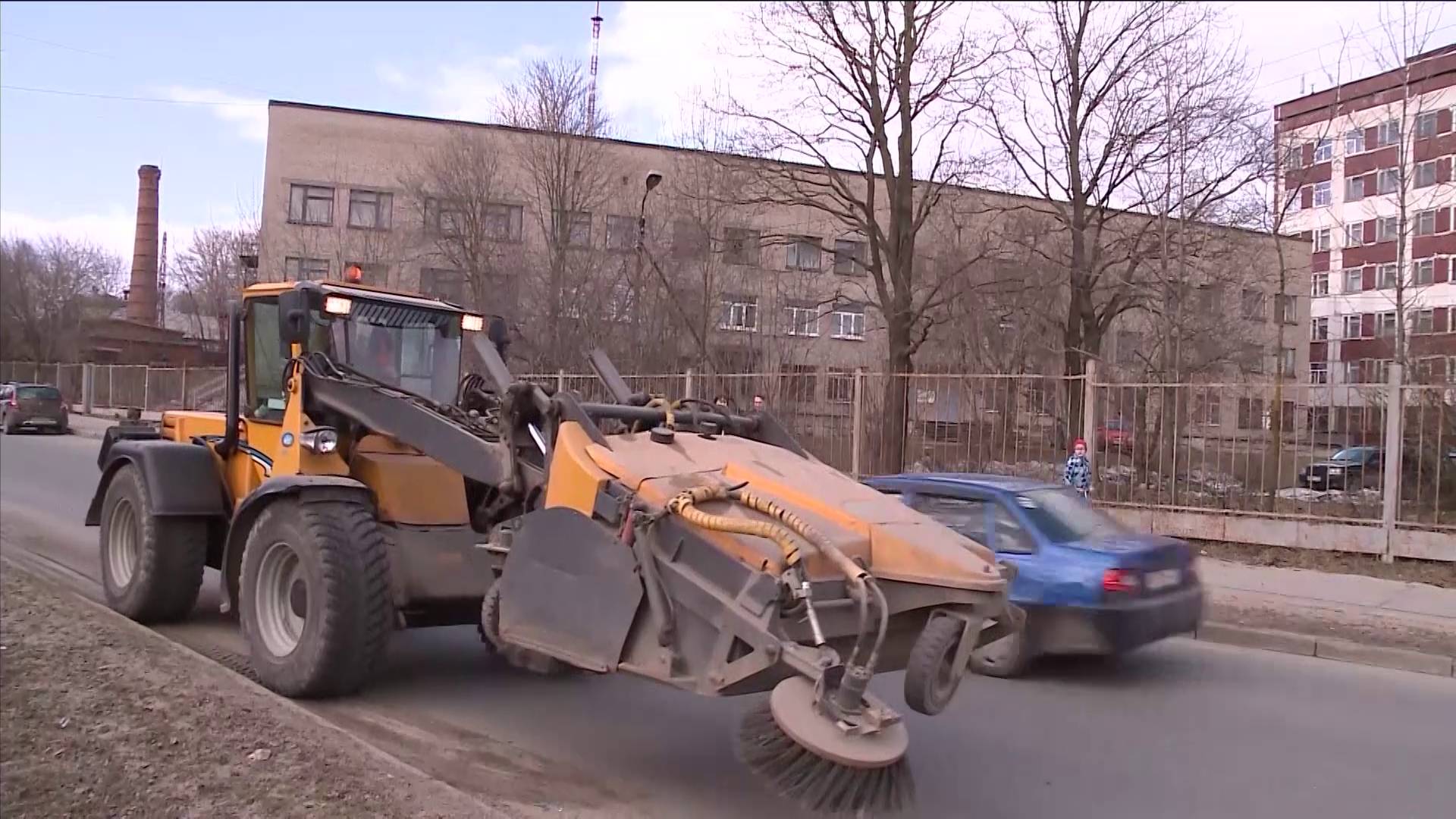 Количество задействованных в уборке улиц рабочих увеличено в Череповце