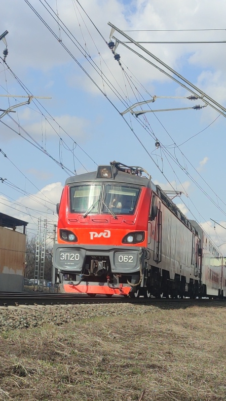 Электровоз ЭП20-062 с двухэтажным поездом №266 Москва – Новороссийск | станция Косино