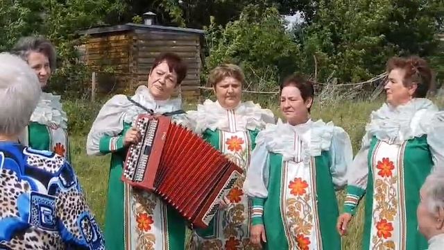 Хор села Лаврово поздравляет В.М. Катанова с 85-летием в д. Сеножать. Июль 2015 года.