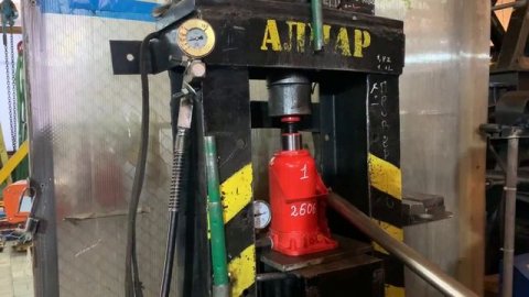 Домкрат с манометром. Проверка на испытательном стенде.