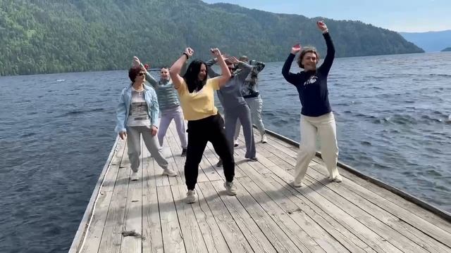 💃 Танцы Алтая: Туристы исполняют Алтанцы на фоне гор | АлтайТурМаркет