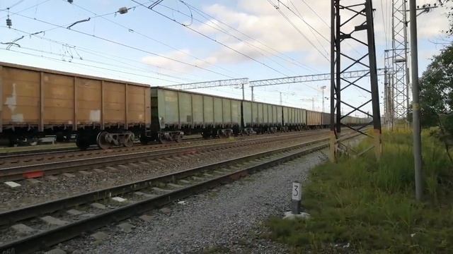 Электровоз 2ЭС5К-356, с грузовым поездом, проходит станцию Апатиты и уходит на север!!!