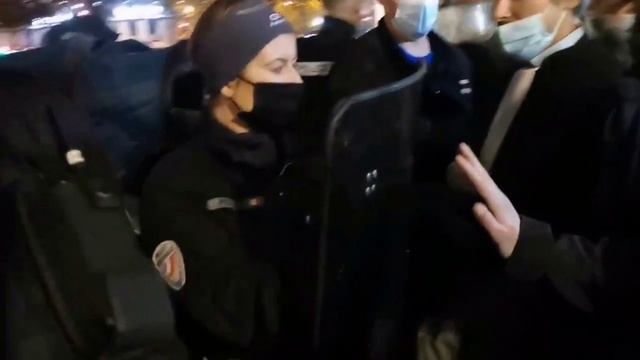 ЕВРОженщины ЕВРОполиДЗаи толкают СУДЕЙ и депутатов