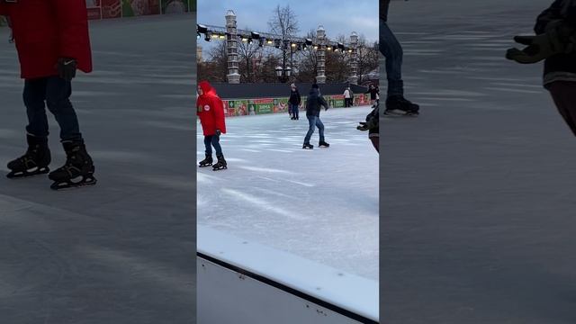 На катке