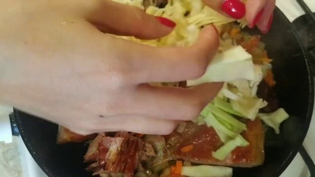 Ребрышки с капустой на сковороде