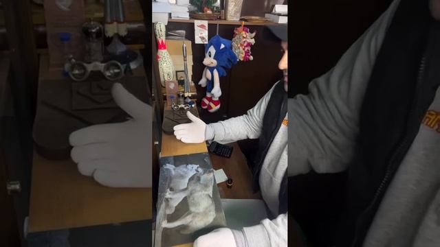 «Если дед умер, куда их девать». Две женщины пришли в ломбард сдавать дедовские медали.
