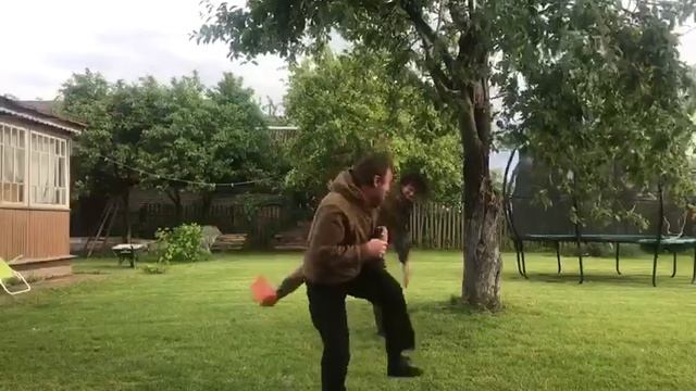 По хребту кирпичом нннна. Треня)))