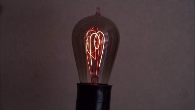 Включаю лампочку с угольным волоском