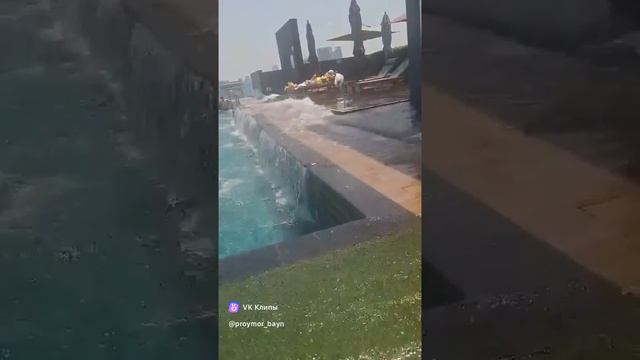 Бассейн на крыше при землетрясении
