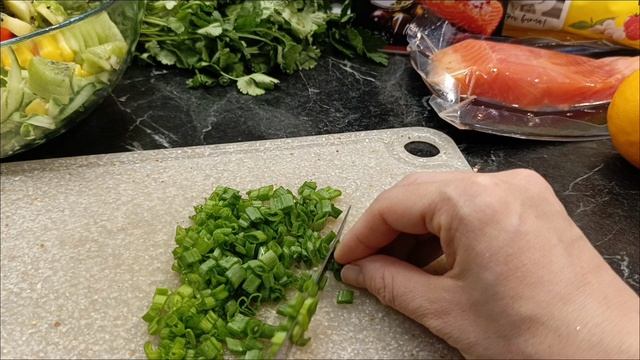 Салат из овощей с киви, форелью и моцареллой. Вкусный сбалансированный ужин.