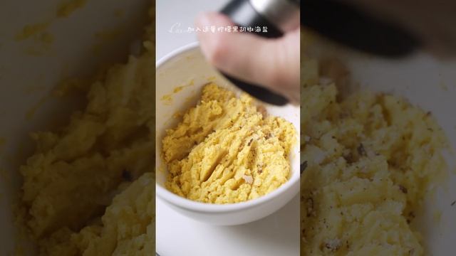 Медово-горчичные яйца с огурцом или редисом