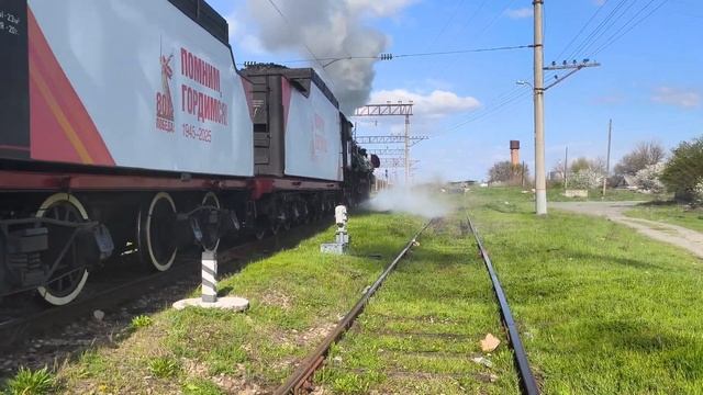Паровозы ФД20-1679 и Эр739-99 с ретропоездом «Победа»