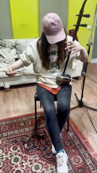 Хуасин уверено и красиво играет нашу песню на древнем китайском инструменте - эрху.
