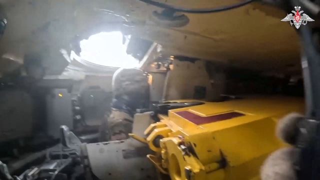 Экипажи Т-80БВМ помогают нашим штурмовикам, уничтожая опорные пункты и бронетехнику врага.