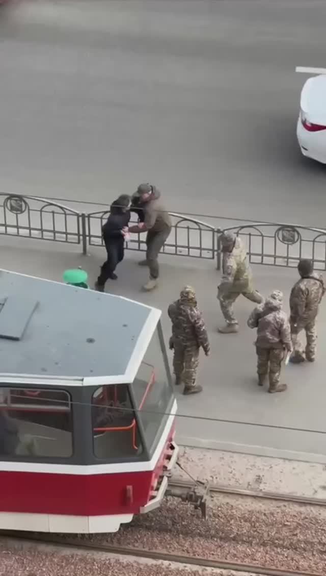 В Харькове мешканец пересекает многополосное шоссе, убегая от ТЦК