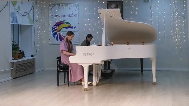 Латаш Анна, Бичурина Диана
А. Шнитке «Шинель» из «Гоголь - сюиты»
Педагог Моргулис Татьяна Игоревна