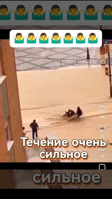 Женщина с коляской хотела перейти бурный поток воды но не смогла