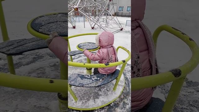 Зима в Апреле Полина гуляет на детской площадке