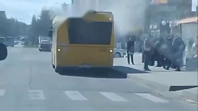 ГОРИТ АВТОБУС: на Зорге задымился автобус. Причины неизвестны.