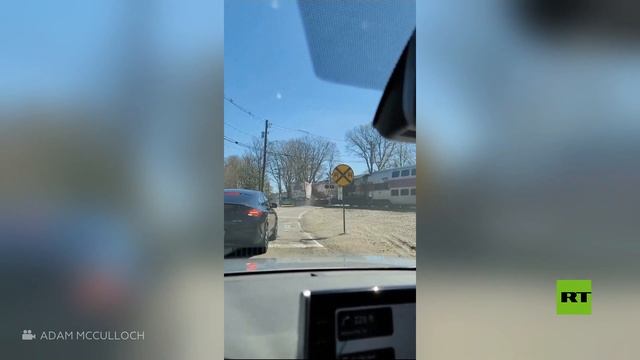 لحظة اصطدام قطار بشاحنة في ماساتشوستس