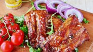 СВИНЫЕ РЕБРЫШКИ в таком маринаде приготовленные в духовке получаются вкуснее шашлыка!