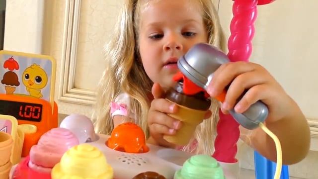 Диана и Рома - Диана играет в магазин мороженого с куклами