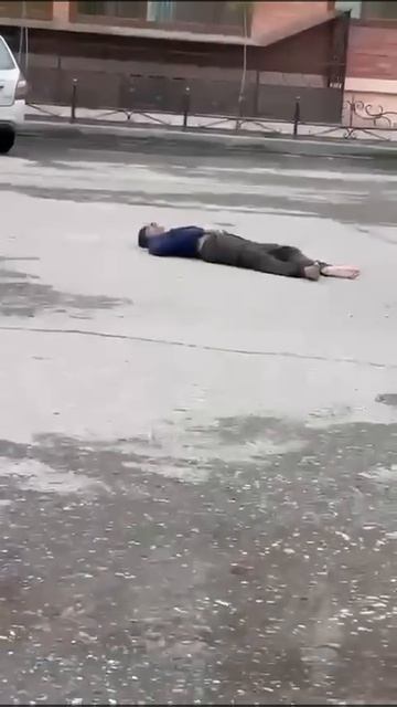 ЭТО ТОЧНО, РОССИЯ?: в Чечне тело напавшего на сотрудников ДПС 17-летнего парня выставили на площади.