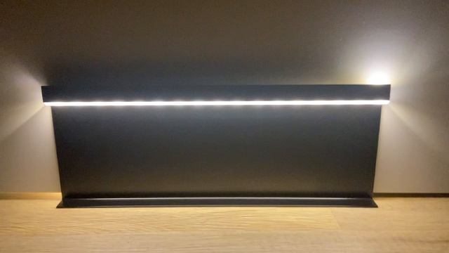 Плинтус алюминиевый встраиваемый светодиодный под гипсокартон 100х13,5 мм черный матовый-светящийся