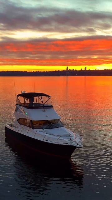 Золотой час на озере Вашингтон
Нет ничего лучше спокойного заката над водой. Только лодка, лёгкий б