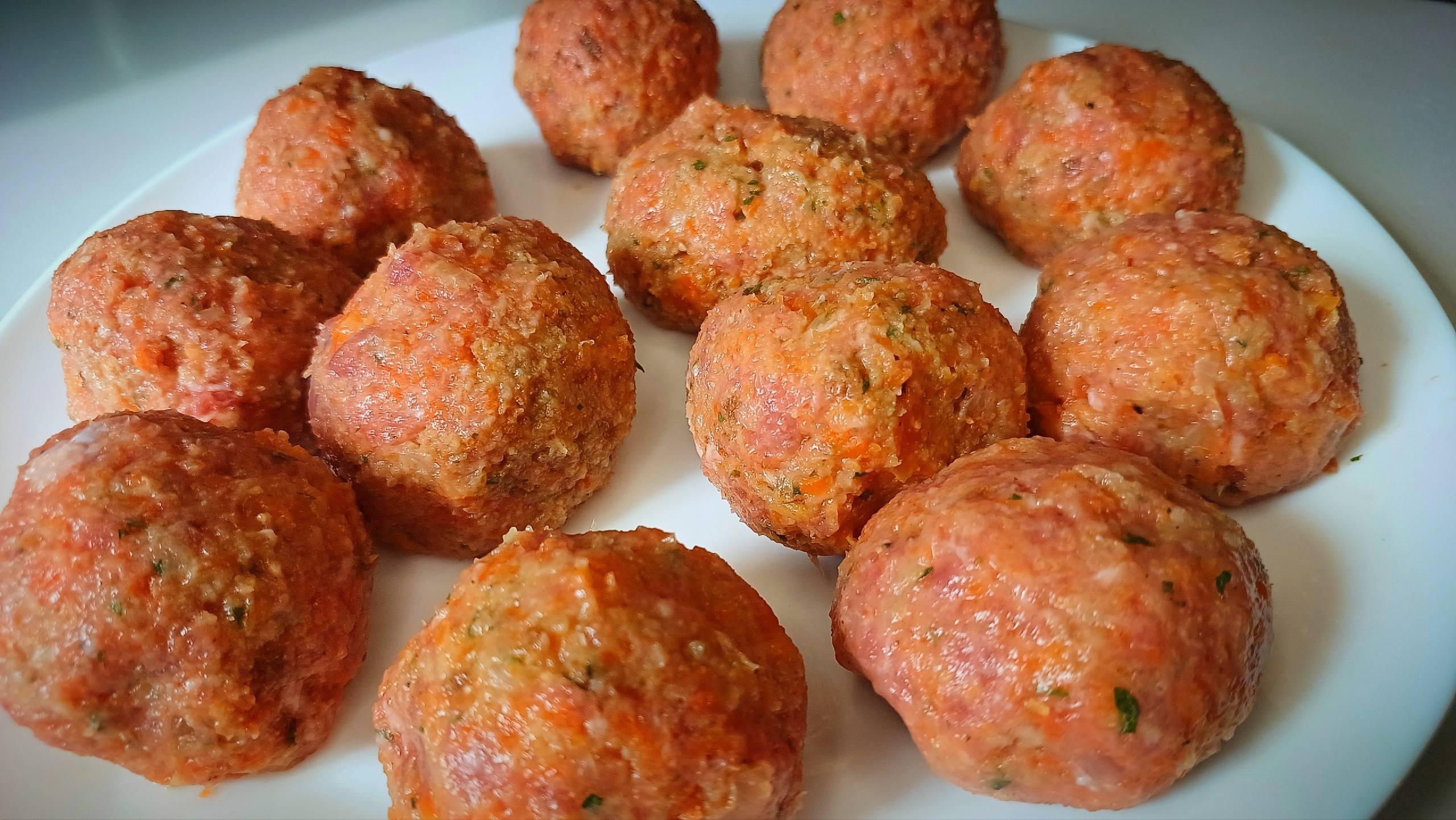 Мясные колобки в соусе. Сочное и аппетитное блюдо. Бюджетный рецепт для вашего стола.