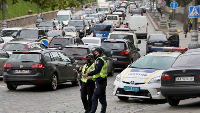 Откуда у нищих украинцев столько тысяч долларов, чтобы отмазываться от призыва