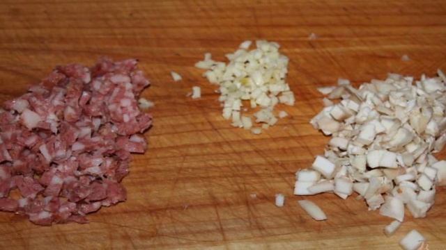 Лапша с колбасой и шампиньонами